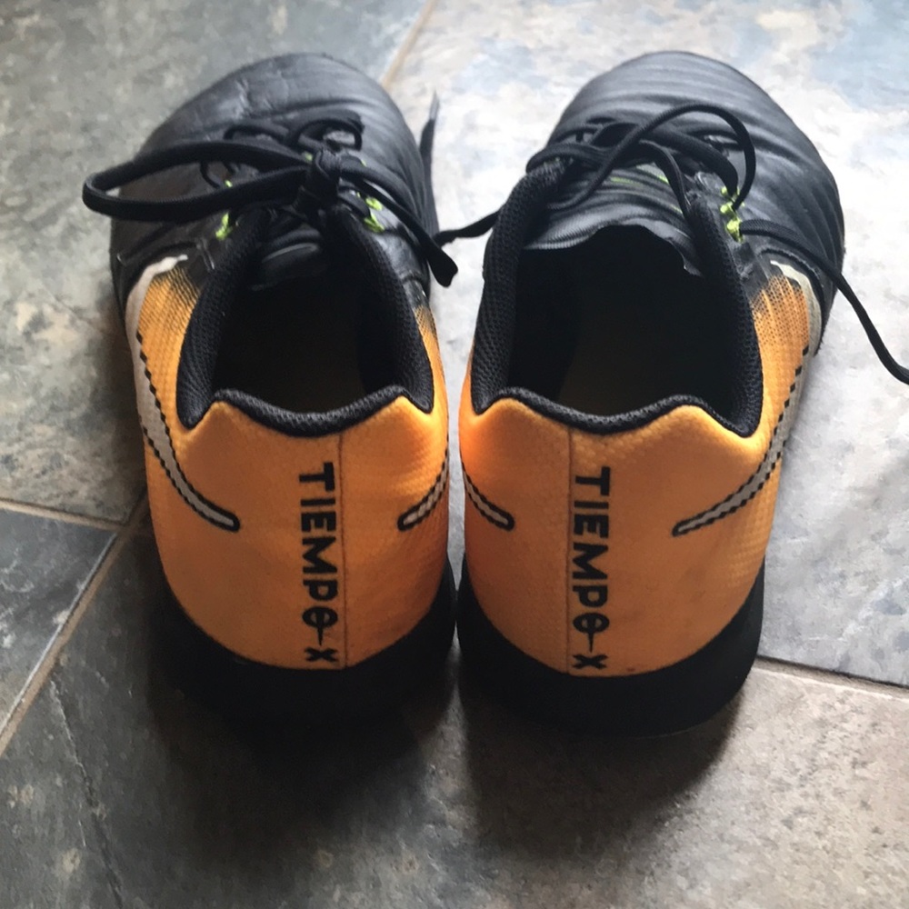 Men’s 9.5 indoor tiempo-x soccer shoes